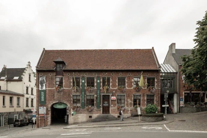 Gevel van brasserie Den Bonten Os in het centrum van Overijse