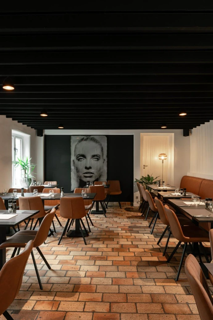 Eetzaal van brasserie Den Bonten Os met warme inrichting