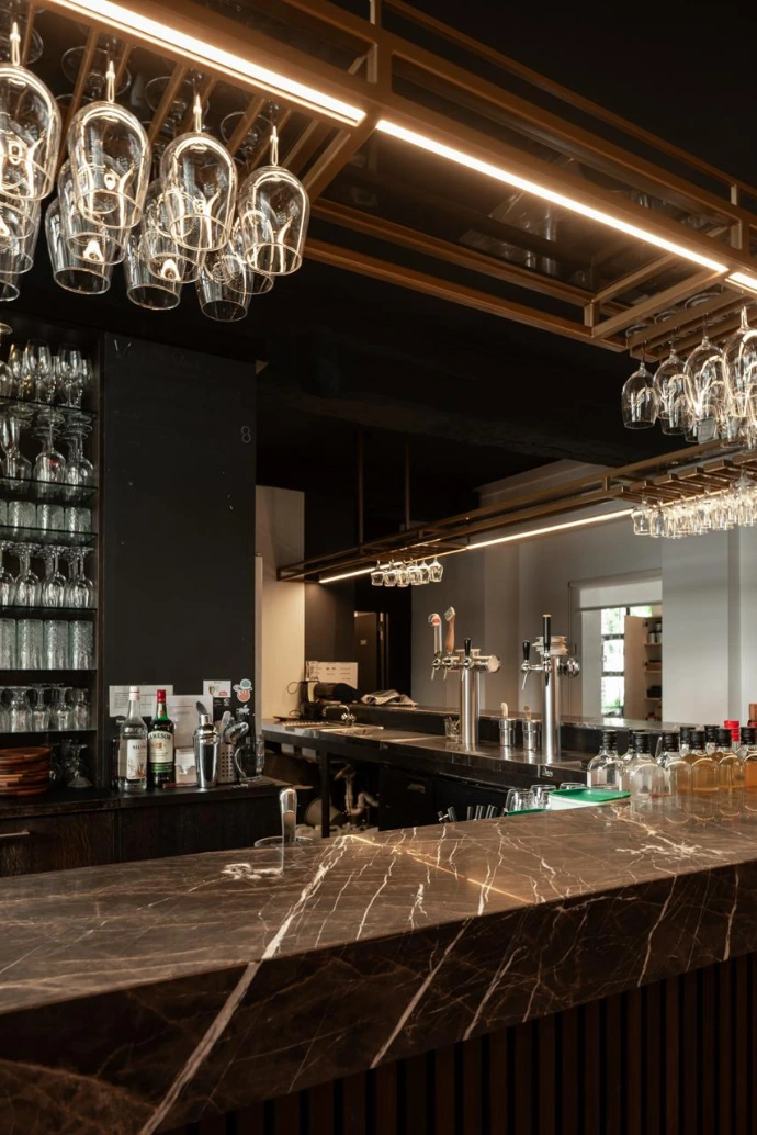 Bar met marmeren toog in brasserie Den Bonten Os