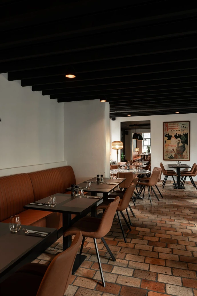 Gedekte tafels in brasserie Den Bonten Os