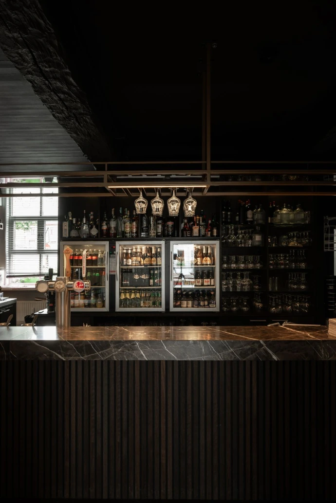 Bar met drankenwand in Den Bonten Os