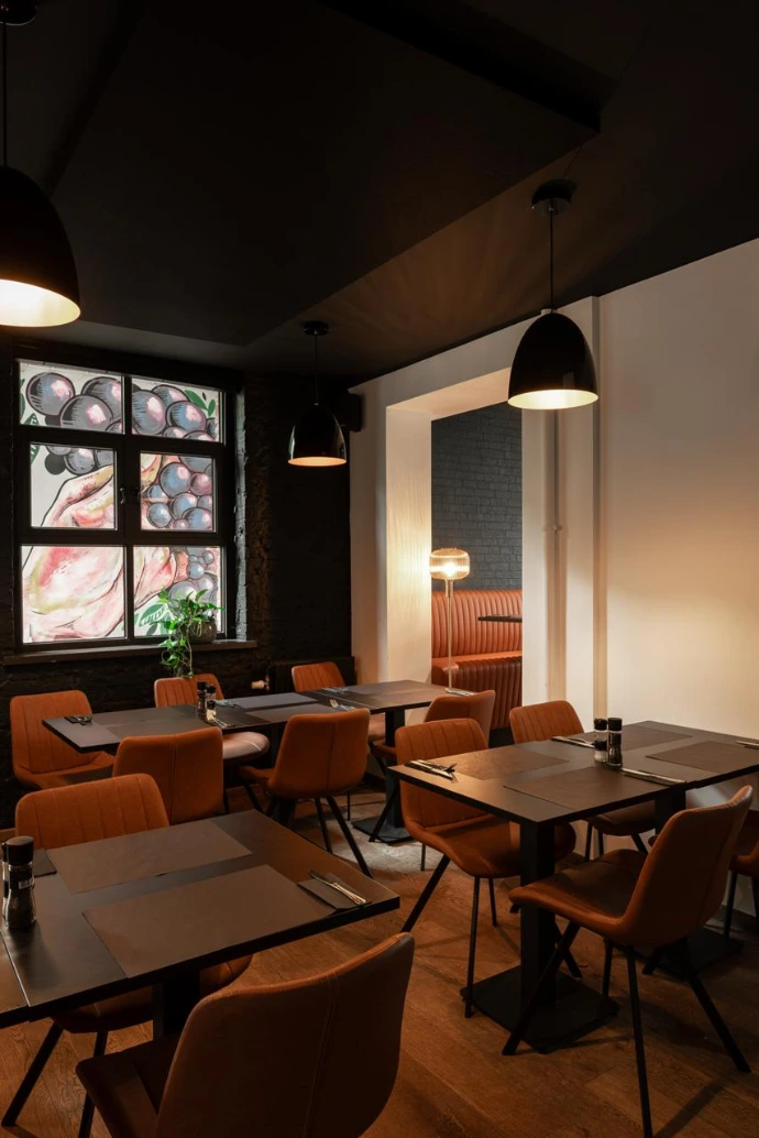 Eetzaal met houten tafels in Den Bonten Os in Overijse
