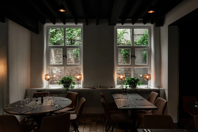 Lichte zaal met grote ramen in Den Bonten Os