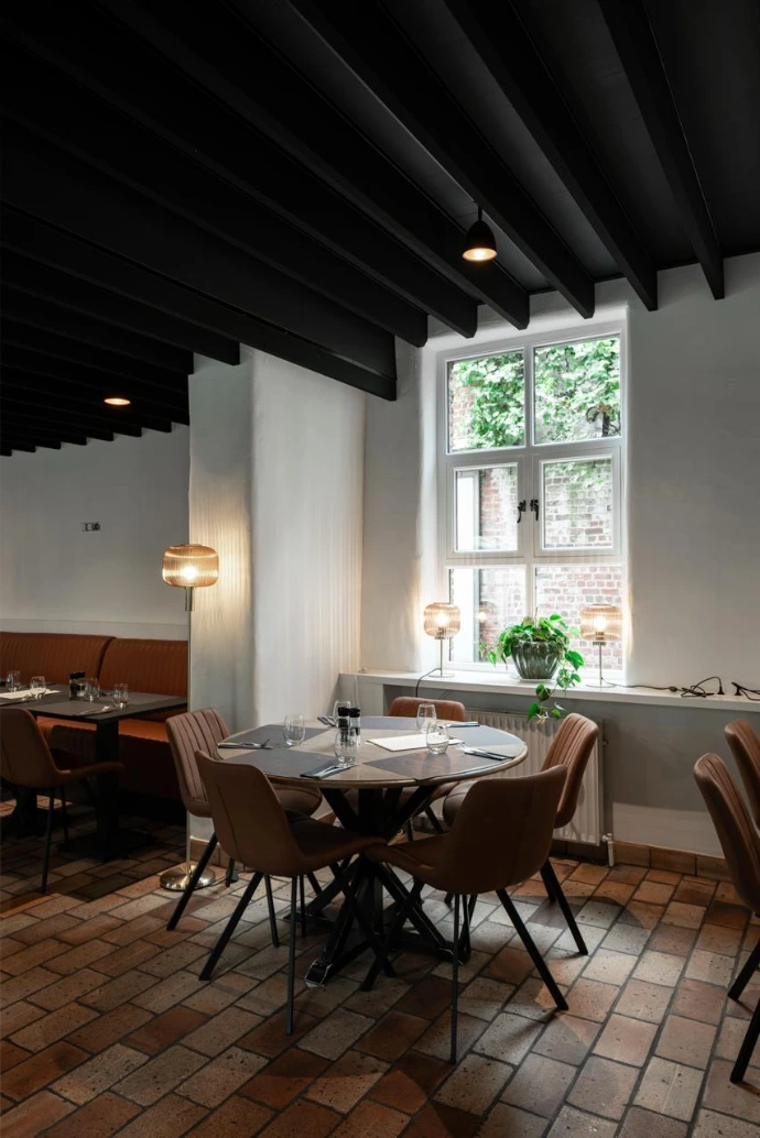 Eetzaal aan het raam in brasserie Den Bonten Os