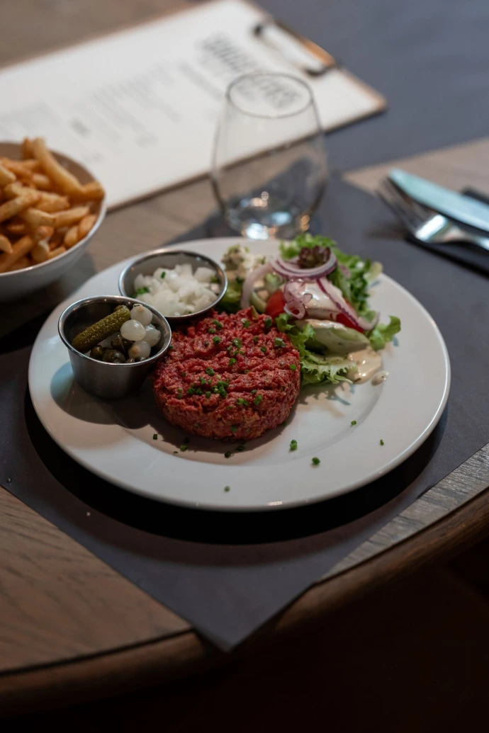 Steak tartaar met frietjes bij Den Bonten Os