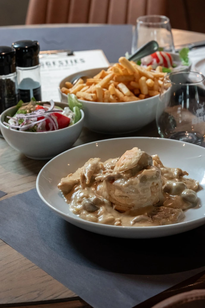 Vlaamse klassieker met frietjes en salade bij Den Bonten Os