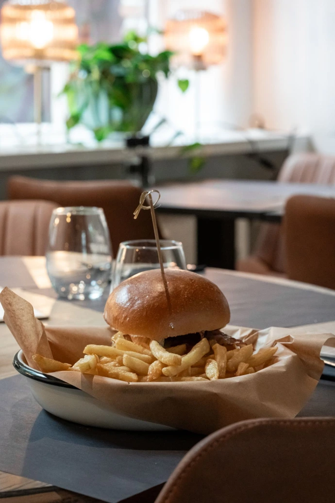 Burger met frietjes bij brasserie Den Bonten Os