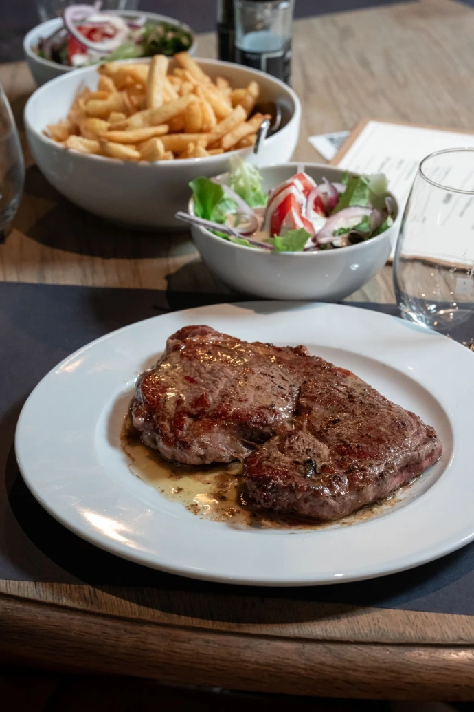 Ribeye met frietjes en salade bij Den Bonten Os in Overijse